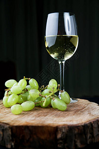 一杯加绿葡萄的白葡萄酒图片