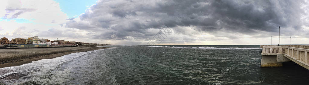 从码头到波涛汹涌的大海的全景图片