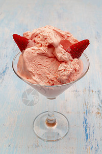 新鲜浆果玻璃草莓冰淇淋图片