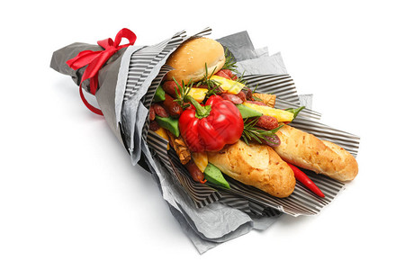 小麦面包芝麻面包不同品种的奶酪香肠和胡椒都用灰色纸包裹着图片