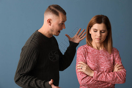 在肤色背景上争论的不快乐夫妇离婚图片
