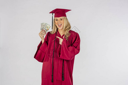 一个漂亮的金发模特毕业后拿着钱合影图片