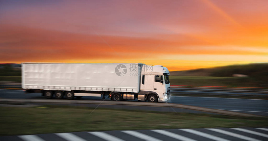 装集箱的卡车在高速公路上货物运输概念图片