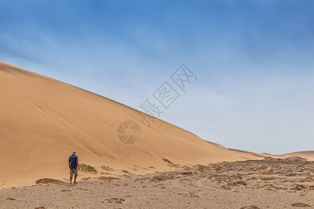 人走在纳米贝沙漠图片