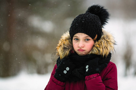 可爱的小女孩在下雪的冬天户外图片