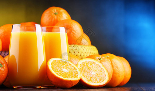 用鲜榨橙汁的眼镜图片