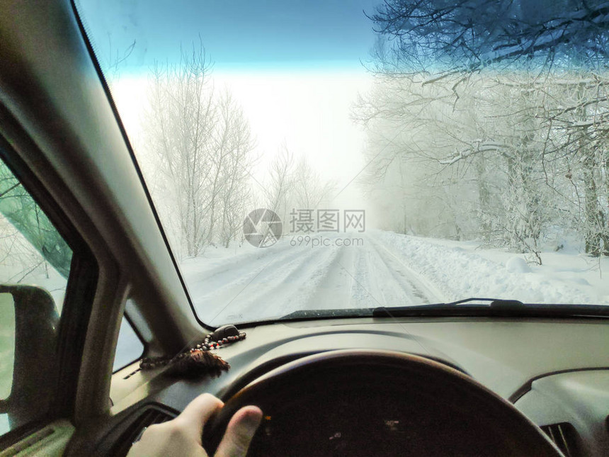 在冬天的路上开车冬天的路上在图片
