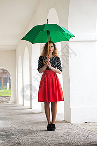 伞下穿着裙子的漂亮女孩图片