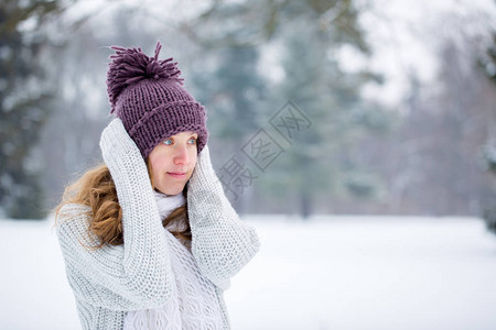 在霜冻中穿套头衫的年轻女子图片