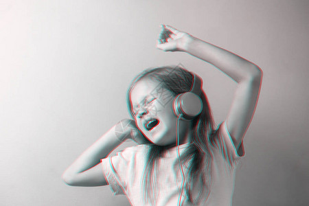 小女孩用黄色耳机唱歌3D图片