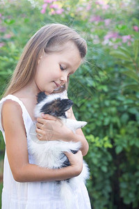 小女孩抱着一只小狗图片