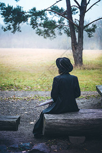 身着黑外套的女孩图片