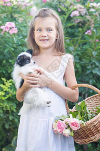 小女孩抱着一只小狗图片