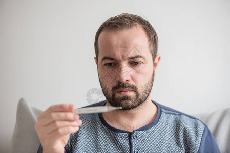 生病的人用汞温度计检查体温高清图片