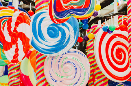 糖果店里的圆形棒糖果背景图片