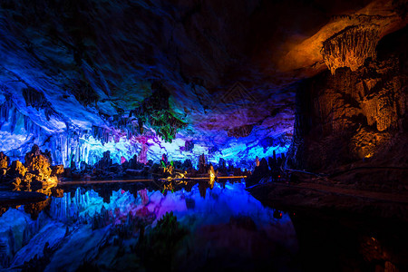 桂林的洞穴和水图片