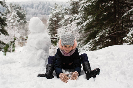 可爱的小女孩与雪人在图片