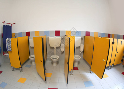 幼儿园的厕所内有黄色门没图片