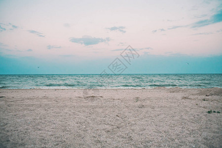 日落时的海岸海洋的岸边海浪在沙滩上破碎海边图片