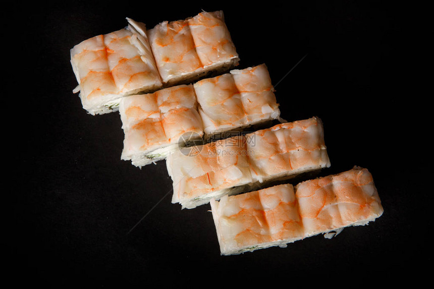 黄瓜奶油乳酪和顶的虎虾在黑背景上供奉图片