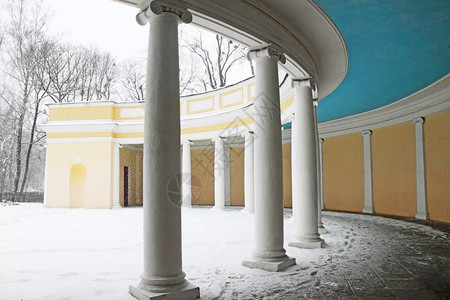 古建筑柱廊回声冬雪图片