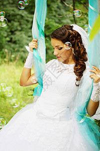 美丽的新娘摇摆秋千图片