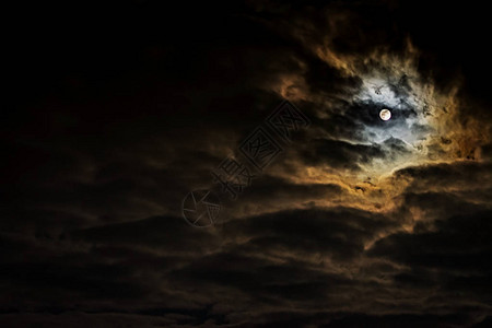 满月和美丽云彩的夜空图片