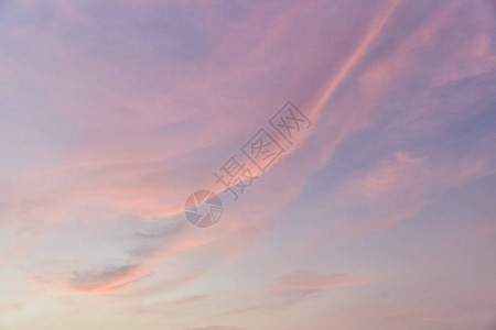 日落时天空的照片淡紫色的云彩斯里兰卡在落日的光芒中的云彩丁香多云背景图片