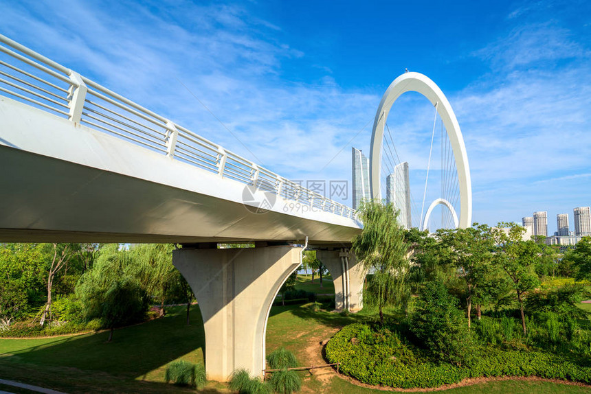 蓝天下的现代桥梁南京图片