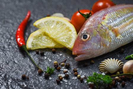 海产鱼海产鱼盘海洋美食晚餐深底带草药和香图片