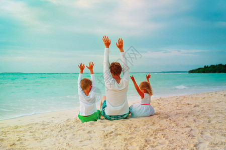 父亲与小儿子和女儿在海滩度图片