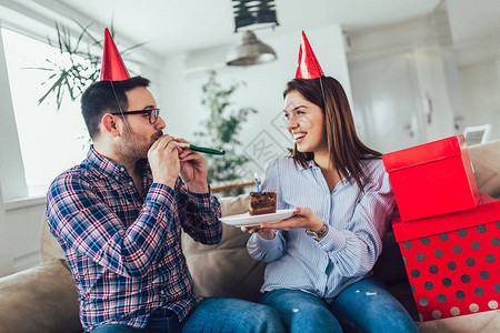 丈夫的生日他丈夫吃生日蛋糕时会给他图片