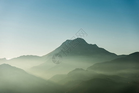 雾和山的软景观图片
