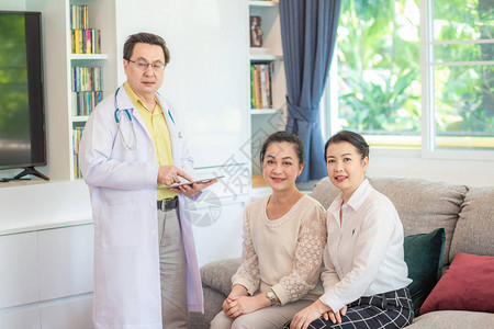医生与亚洲中年妇女交谈医生与患者交谈的医疗图片