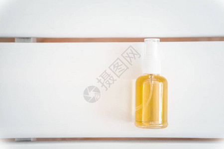 Spa脸头发身体油瓶清洁剂白桌上的抗衰老治疗美容行业品牌样机图片