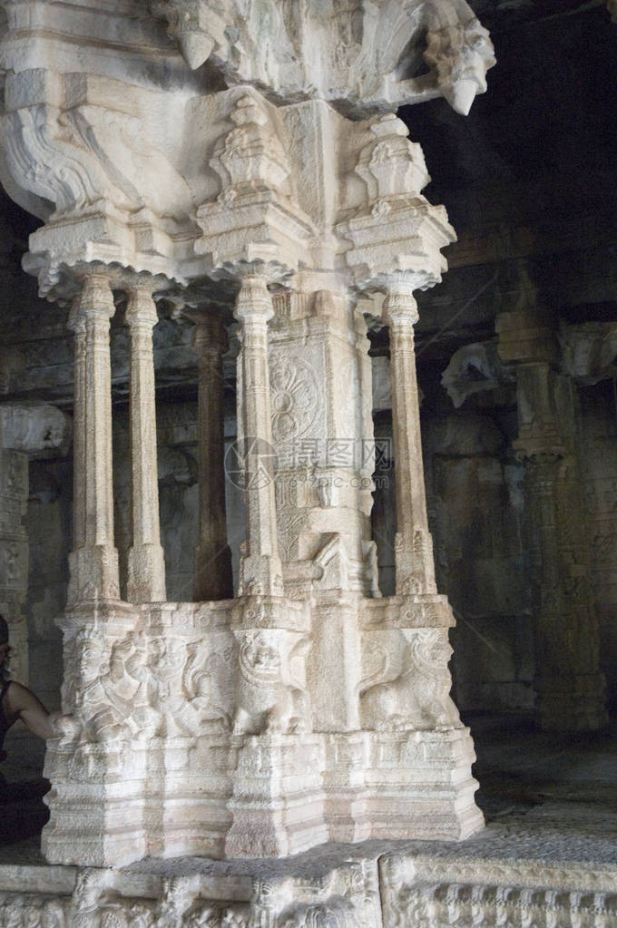 印度哈密的一座寺庙中的美丽石雕图片