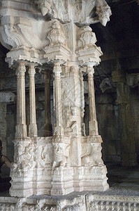 印度哈密的一座寺庙中的美丽石雕背景图片