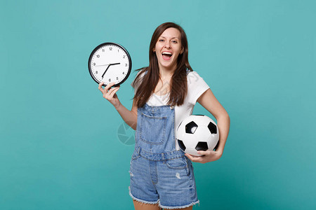 快乐的年轻女子足球迷振作起来支持最喜欢的球队与足球图片