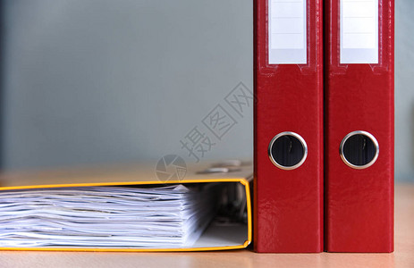 办公桌上文档的大彩色文件夹关闭复制空间info图片