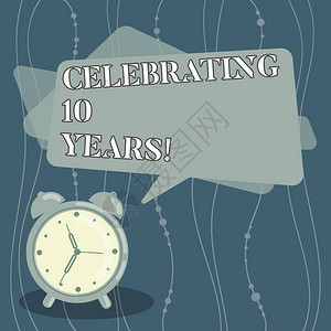 手写文本庆祝10年概念意义纪念一个特殊的日子十年周空白矩形彩色语音气泡叠背景图片