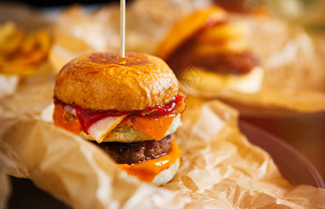 快餐店美味的汉堡菜单纸盘上的大肥汉堡不健康的饮食背景图片