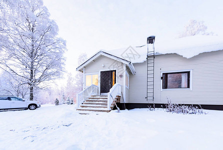 芬兰拉普兰的中的房子在冬季被大雪所淹没芬兰的L图片