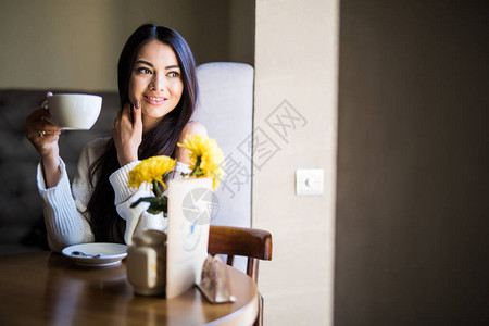 年轻美女的肖像咖啡在咖啡馆图片