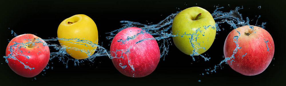红色绿色樱桃和黄色苹果在水中图片