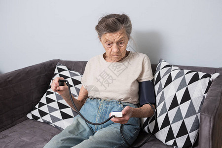 主题是非常老人和健康问题一位90岁的高加索妇女图片