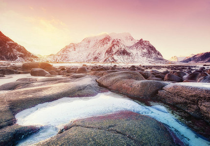 挪威罗弗敦群岛的山脉石头水和日出挪威的自然景观海边的日出图片