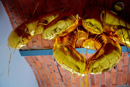 室内高砖天花板附近的金色气球图片