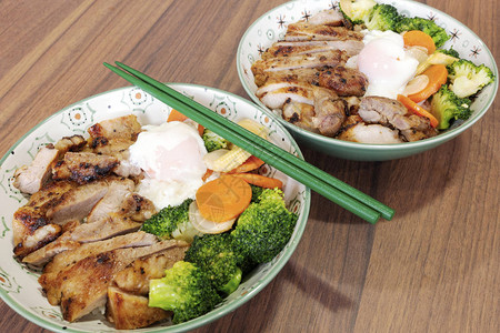 烤猪肉配米饭和鸡蛋配蔬菜日本人图片