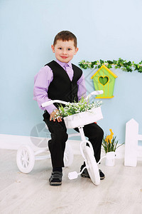 男孩骑白色自行车图片