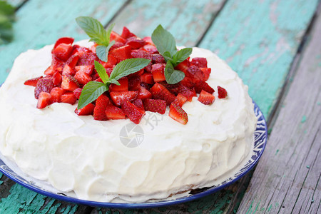 奶油蛋糕草莓和薄荷图片